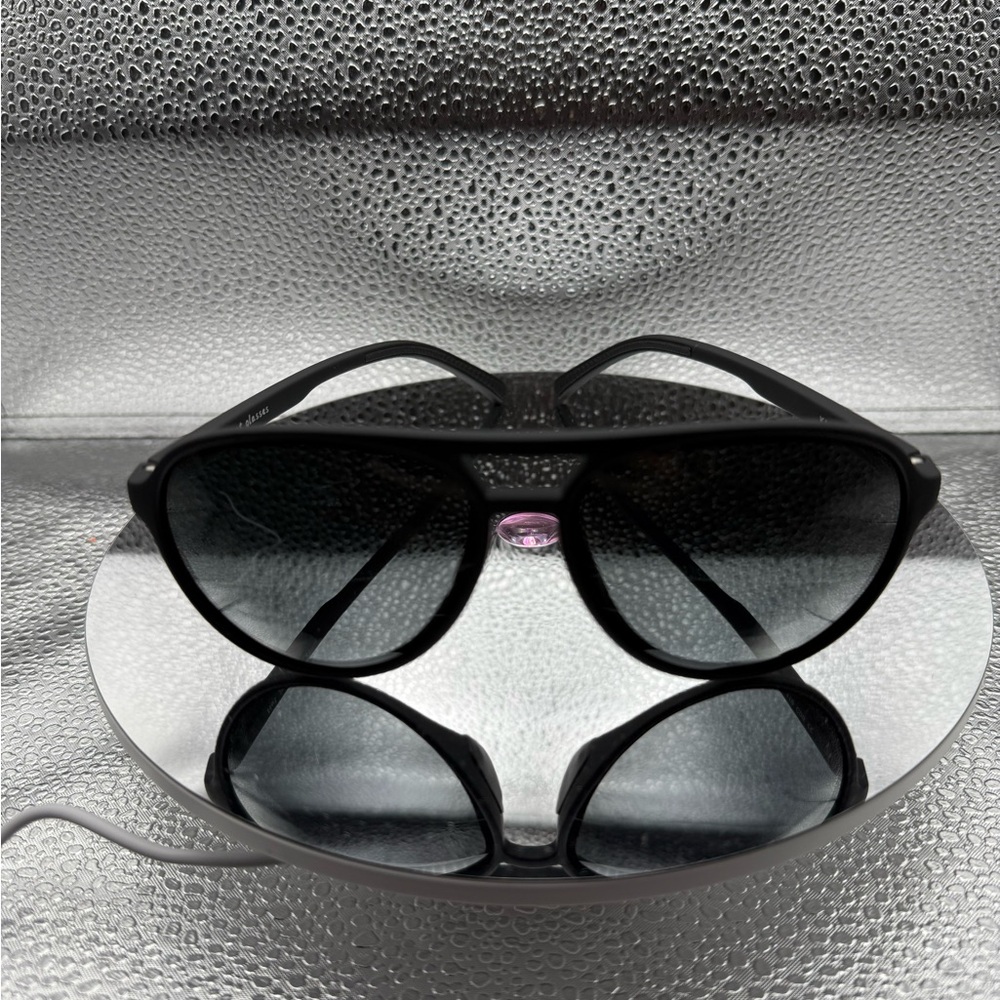 Fashionable Polarized Black Sunglasses with Case and Microfiber Cloth - NWT